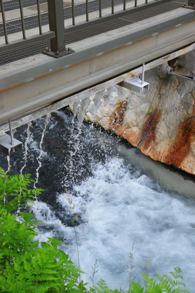 石灰水が川に投入された箇所より下流は、川の水が白く濁っています。